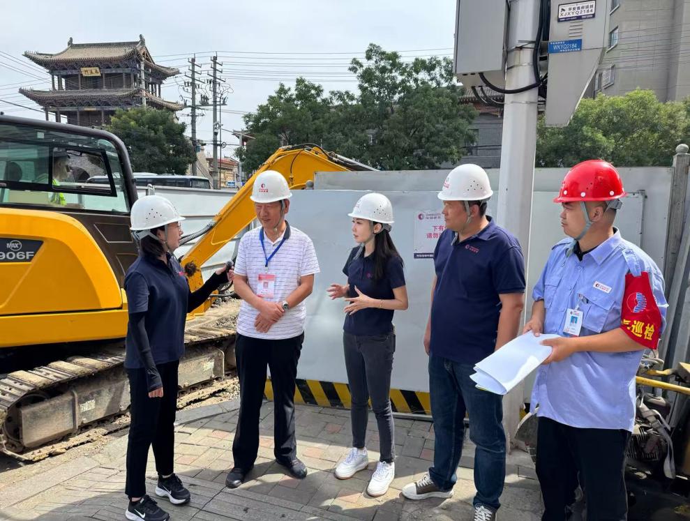 呼和浩特中燃：燃气社会监督员与城管“小溪巡街”深入工程一线