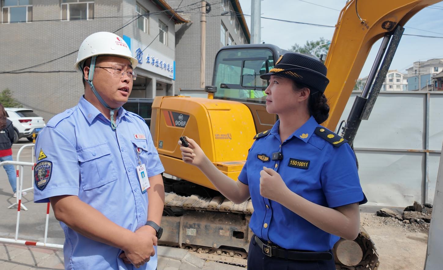 呼和浩特中燃：燃气社会监督员与城管“小溪巡街”深入工程一线